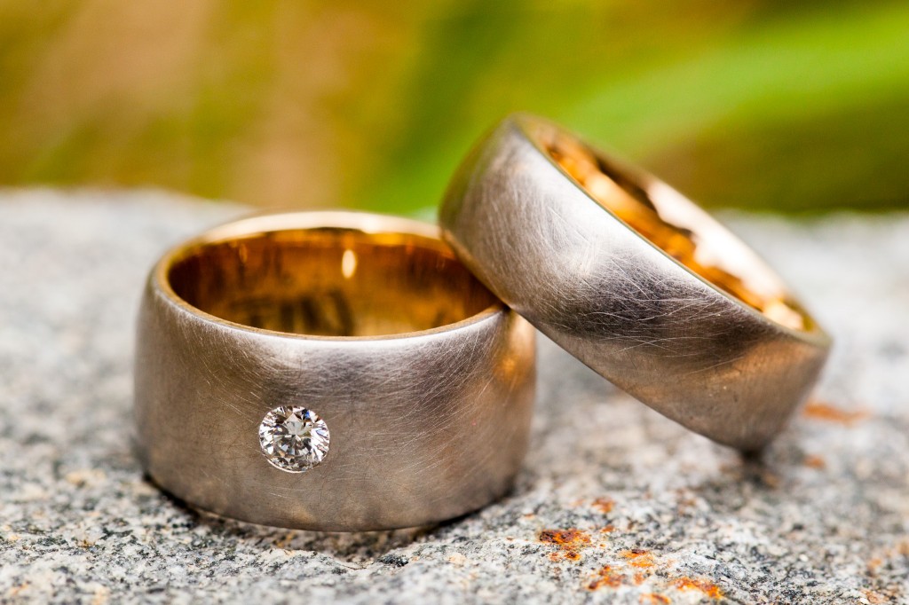 Foto zweier Ringe, einer davon mit einem eingelassenen Diamanten